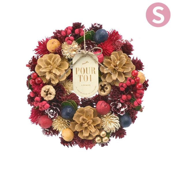赤い木の実やパーツをふんだんに使用し、温かみのあるナチュラルなクリスマスを演出するリース。ブルーベリーやイチゴなど、ベリー風のパーツをケーキのように配置したデザイン。【プレートの訳】LE JARDIN PLEIN DE COULEURS：色...