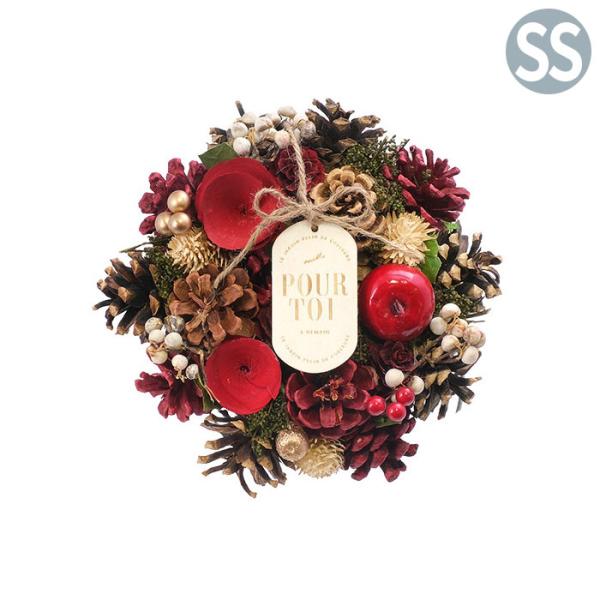 赤い木の実やパーツをふんだんに使用し、温かみのあるクリスマスを演出するリース。素朴な無塗装の松ぼっくりをふんだんに使用した、ナチュラルな雰囲気。【プレートの訳】LE JARDIN PLEIN DE COULEURS：色とりどりの花であふれる...