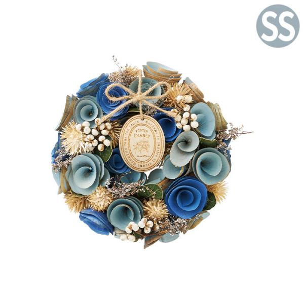 一年中飾れる、飽きが来ないワンカラーリース♪1つのリースの中で、色の濃いものと淡いものを使っているので、ワンカラーでも単調にならず華やかな印象になります。【プレートの訳】Gardons le sourire et vivons heureu...