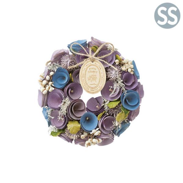 一年中飾れる、飽きが来ないワンカラーリース♪1つのリースの中で、色の濃いものと淡いものを使っているので、ワンカラーでも単調にならず華やかな印象になります。【プレートの訳】Gardons le sourire et vivons heureu...