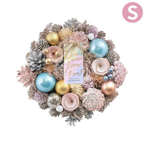 甘い砂糖菓子のような色合いが魅力のリース。マカロンのように甘いカラーのパーツとキラキラしたボールをたっぷりと使用しています。【プレートの訳】Bienvenue：ようこそpour vous：あなたのためにgardons le sourire：...