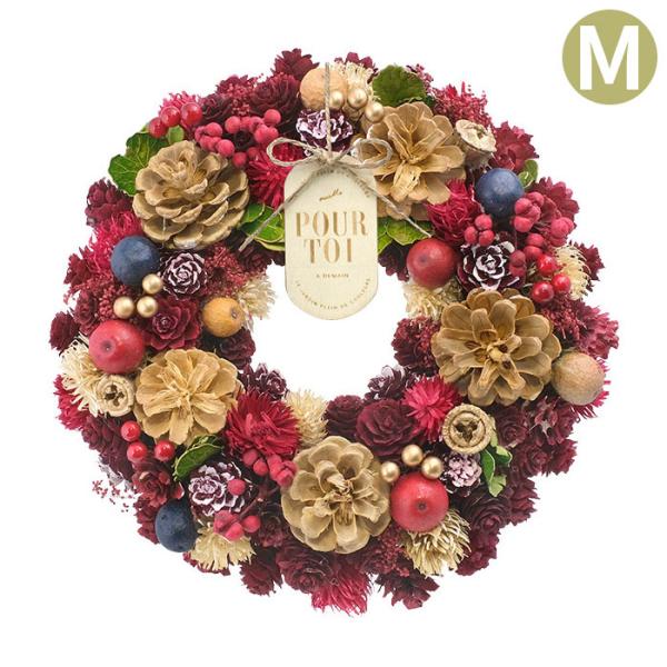 赤い木の実やパーツをふんだんに使用し、温かみのあるナチュラルなクリスマスを演出するリース。ブルーベリーやイチゴなど、ベリー風のパーツをケーキのように配置したデザイン。【プレートの訳】LE JARDIN PLEIN DE COULEURS：色...