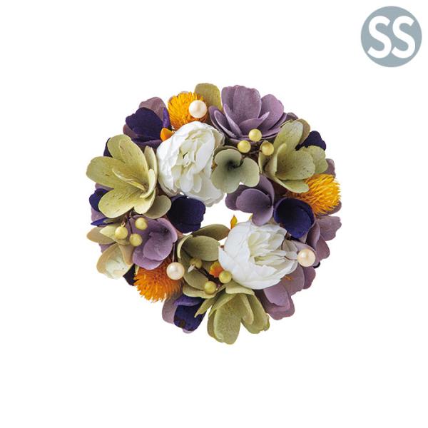 リースと言えばお祝いなどに飾られるおめでたいイメージが強いですが、永遠を祈る追悼の意味を込めて、お供えにも用いられます。故人に贈る想いは人それぞれということから、あえてプレートは取り付けていません。伝統的な配色を踏襲しつつも新しいデザインが...