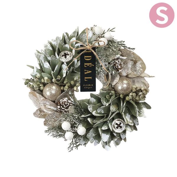 高級感のある特別なクリスマスをイメージしたリース。明るめの色と金銀に輝くパーツの組み合わせが清らかな夜を彩ります。縦長のパーツを横向きにつけることで、クールで迫力ある印象にしています。森に雪が降り積もったような配色です。【プレートの訳】ID...