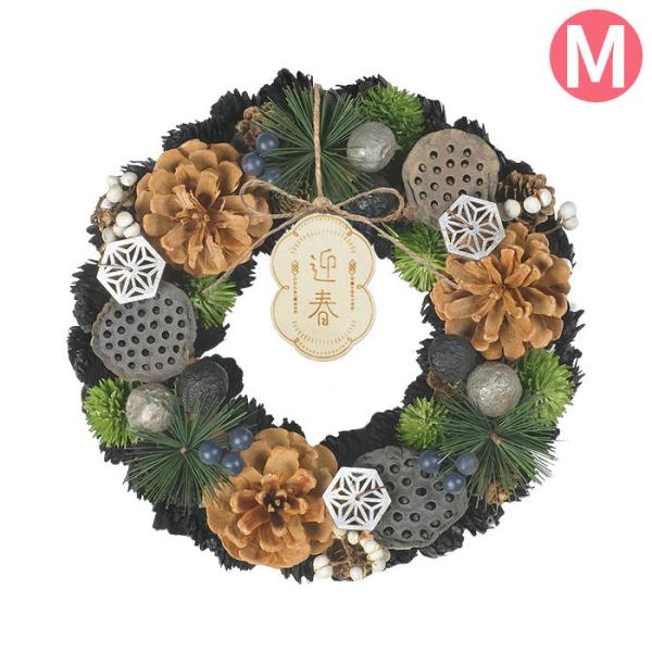 一年のはじめに華やかな彩りを添える、ジャパネスクリース。自然のあるがままの姿から着想を得た、黒と銀の組み合わせが粋なリース。お正月シーズンが終わっても木製プレートを取り外して和風リースとしてお使いいただけます。【プレートの訳】OMEDETO...