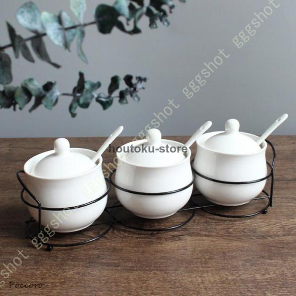 商品の説明材質：セラミックス250mlサイズ（1個）：約8×9.5cmA=3個調味料ポット+1個ラック、B=3個調味料ポット+1個セラミックストレイ、C=4個調味料ポット+1個ラック、D=3個調味料ポット（純白）+1個ラック色：ホワイトその...