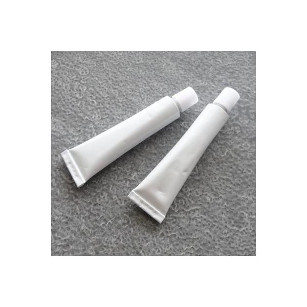 少量で安定した接着力！アクセサリー専用の株式会社MIYUKIの接着剤ロックボンド☆少しサラサラしたタイプで、無色透明タイプ。においもそれほど強くありません。つまようじなどで少量ずつ塗り接着してください。面が広いものは、直接塗り、はみ出さない...