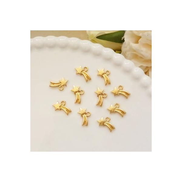 [Release date: September 6, 2018]小さな可愛い流れ星のチャームです☆星の部分は少しふっくらとふくらみがあり可愛いデザインです。ワンポイントにもおすすめですが、丸カン部分をカットして、レジンの封入パーツとしても...