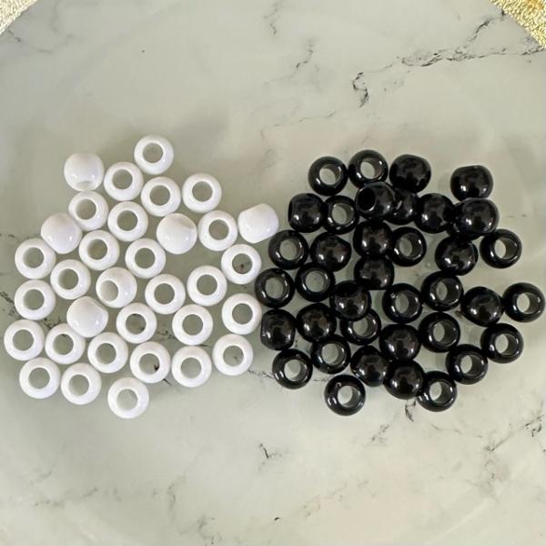 100個 8mm 大穴 プラスチック ビーズ ブラック/ホワイト