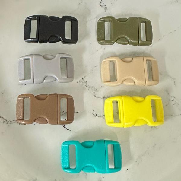 パラコードなどでブレスレットやドリンクホルダー作りなどに丁度良いサイズのクイックサイドリリース バックルです。2個 セットサイズ 約 29x15mm 穴：10mm材質 プラスチックカラーブラックグレーブラウンオリーブベージュダークシアンイエ...