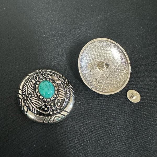 ネジ留め式のコンチョです。革製品やネイティブ系のアイテムなどのアクセントに。カラー シルバー×ターコイズ※ターコイズはレプリカです。ネジ 1個付きサイズ 約3cm素材 シルバー合金ブログにTシャツヤーンへの取付け例を掲載しました。ご参考にど...