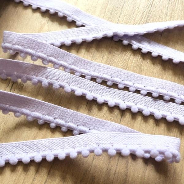 ポンポンが可愛いゴム紐。靴下のリメイクやベビー用品や洋裁に。カラー ライトパープル素材  ナイロン　スパンディックス幅 約10mmヤードでの販売です。(※1ヤード 約91.4cm)※1ヤード(36インチ)のものさしで測っています。センチとは...