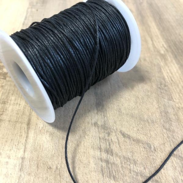 ワックスコート加工されたコットンコード です。ブレスレットやネックレスなど編んだりそのまま使用したり加工しやすい細さです。※ベタベタしたタイプではありません。5ヤードでの販売です。(※1ヤード 約91.4cm)※1ヤード(36インチ)のもの...