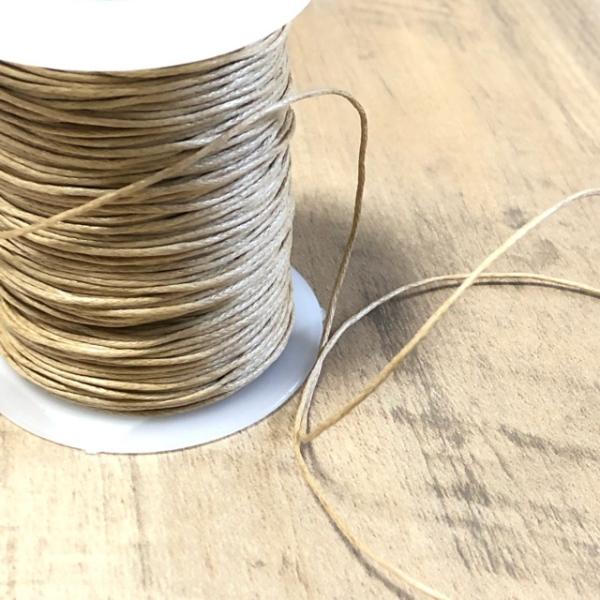 ワックスコート加工されたコットンコード です。ブレスレットやネックレスなど編んだりそのまま使用したり加工しやすい細さです。※ベタベタしたタイプではありません。5ヤードでの販売です。(※1ヤード 約91.4cm)※1ヤード(36インチ)のもの...