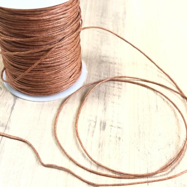 ワックスコート加工されたコットンコード です。ブレスレットやネックレスなど編んだりそのまま使用したり加工しやすい細さです※ベタベタしたタイプではありません。5ヤードでの販売です。(※1ヤード 約91.4cm)※1ヤード(36インチ)のものさ...