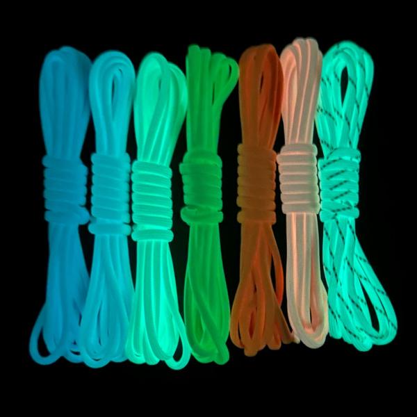 カラフルな配色のかわいいパラコード(紐)です。1mでの販売です。テントやタープの設営用やブレスレットなどの手芸用に。7芯のロープ蓄光タイプなので、昼間に光を集めて暗くなると光ります。2点以上のご注文の場合は極力カット無しの全て繋がっ状態で納...