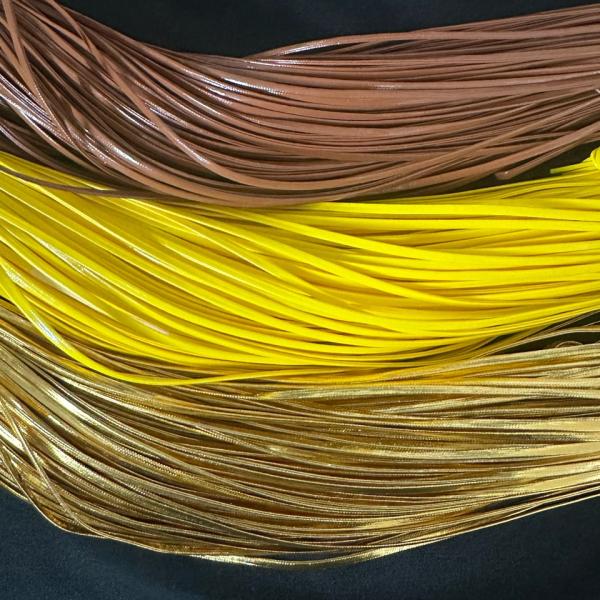 フェイクレザーの平なタイプのコード です。構造上、複数メートルご購入の場合、繋ぎ目がある箇所がございます。なるべく全て繋がった状態で納品致しますが、例として10mご購入の場合5mが2点など分かれて納品される場合がございます。カラー ブラウン...