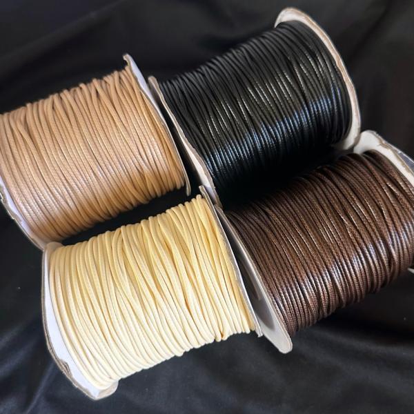 ポリエステルコード フェイクレザータイプの丸紐です。アクセサリー作りや、金具を付けてお好みの長さでネックレス等が作成できます。構造上、複数メートルご購入の場合、繋ぎ目がある箇所がございます。なるべく全て繋がった状態で納品致しますが、例として...