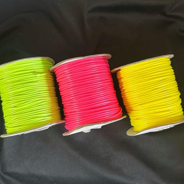 ポリエステルコード フェイクレザータイプの丸紐です。アクセサリー作りや、金具を付けてお好みの長さでネックレス等が作成できます。構造上、複数メートルご購入の場合、繋ぎ目がある箇所がございます。なるべく全て繋がった状態で納品致しますが、例として...