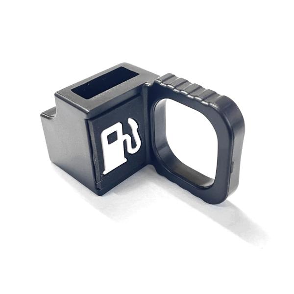 給油口を開けるレバーがフロアマットなどの下に位置するため、引きにくい問題を解決するレバーです。見やすい給油口マーク付きで便利さアップ。 【適合車種】◆車種　：　ジムニー◆形式　：　JB64W　◆年式　：　2018年7月〜 2024年3月◆車...