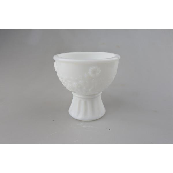 1886年にニューヨークにて創業された化粧品メーカー「AVON（エイボン）」。主に香水を製造販売していましたが後に化粧水や口紅など化粧品全般を手掛けるようになりました。＊商品＊1970年代頃のミルクガラスのコンポートです。側面に花のエンボス...