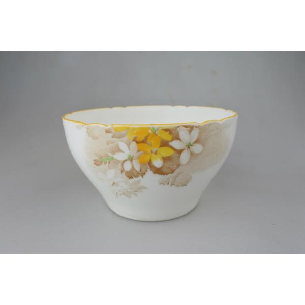 「Shelley」陶磁器のコレクターは世界中に存在し、1827年の創業以来1966年に陶器工場が閉鎖されるまで、シェリーの陶磁器は家庭で根強い人気を誇っていました。＊商品＊可愛らしい黄色の小花柄のカフェオレボウルです。縁のデザインも女性らし...
