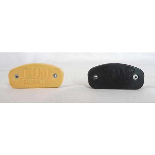 2枚のマグネットプレートを駒の両側に挟むことにより振動を抑え、消音効果が得られ、弓と弦との視界も遮られないので初心者の方にもオススメのミュートになります。取付の際に上下の位置を変えることで消音効果を調整することが出来、駒の上から被せるタイプ...