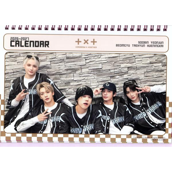 TXT グッズ 卓上 カレンダー (写真集 カレンダー) 2026~2027年 (2年分) + ステッカーセット TXT K-POP 最新 画像 グッズ トレカ ライブ dvd cd アルバム パーカー tシャツ クッション マグカップ カ...