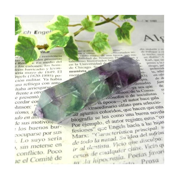 ◆大きさ：67x21x18mm◆重さ：53g◇産地：ブラジル魂を和ませるパワーストーンです。フローライトは、ラテン語で「流れる」を意味する言葉に由来し、心の滞りを洗い流すような癒しの力を持つとされています。多彩な色彩と透明感が特徴で、紫・緑...