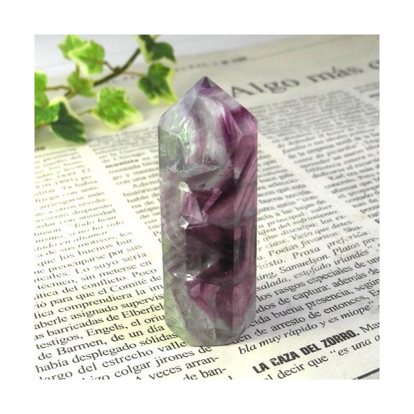 ◆大きさ：60x21x19mm◆重さ：49g◇産地：ブラジル魂を和ませるパワーストーンです。※現品撮影です。写真の商品をお届けします。◎この商品はメール便送料無料商品です。フローライトは、ラテン語で「流れる」を意味する言葉に由来し、心の滞り...