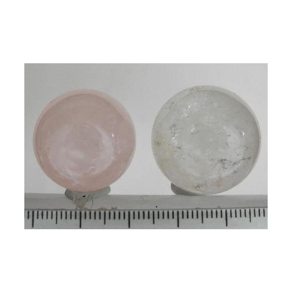 ◆水晶：約25.7mm径◆ローズクォーツ：約23.6mm径◇重さ：合計41.2g※現品撮影です。写真の商品をお届けします。◎この商品はメール便送料無料商品です。