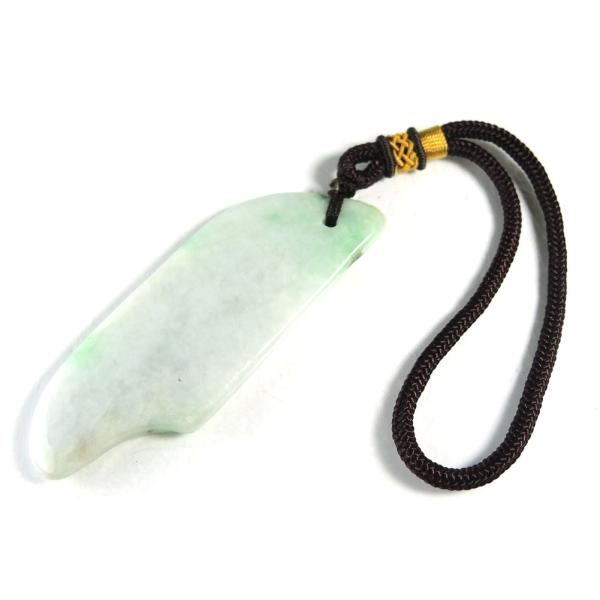 ◆大きさ：約 79ｘ27ｘ5.7 mm◆重さ：30 g◇産地：ミャンマー※現品撮影です。写真の商品をお届けします。◎この商品はメール便送料無料商品です。古来より東洋で「聖なる石」と称されてきた翡翠は、その穏やかな緑色で人々の心を魅了してきま...