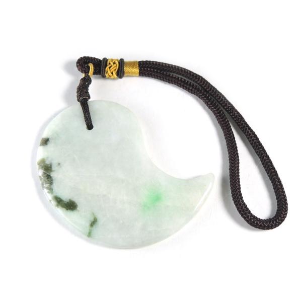 ◆大きさ：約 58ｘ37ｘ5 mm◆重さ：36 g◇産地：ミャンマー※現品撮影です。写真の商品をお届けします。◎この商品はメール便送料無料商品です。古来より東洋で「聖なる石」と称されてきた翡翠は、その穏やかな緑色で人々の心を魅了してきました...