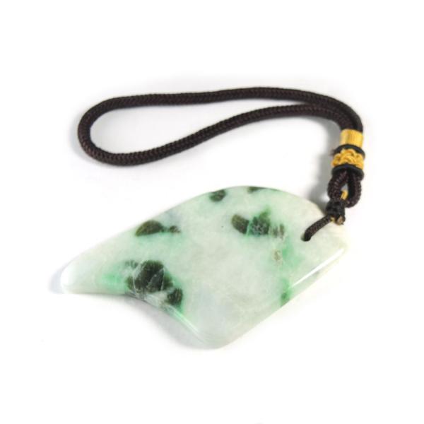 ◆大きさ：約 71ｘ42ｘ6 mm◆重さ：32 g◇産地：ミャンマー※現品撮影です。写真の商品をお届けします。◎この商品はメール便送料無料商品です。古来より東洋で「聖なる石」と称されてきた翡翠は、その穏やかな緑色で人々の心を魅了してきました...