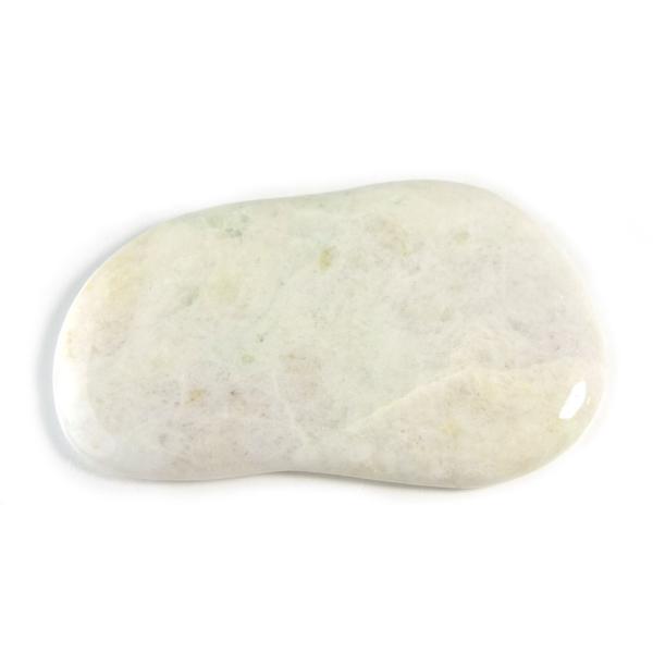 ◆大きさ：約 80ｘ47ｘ6 mm◆重さ：61 g◇産地：ミャンマー※現品撮影です。写真の商品をお届けします。◎この商品はメール便送料無料商品です。古来より東洋で「聖なる石」と称されてきた翡翠は、その穏やかな緑色で人々の心を魅了してきました...