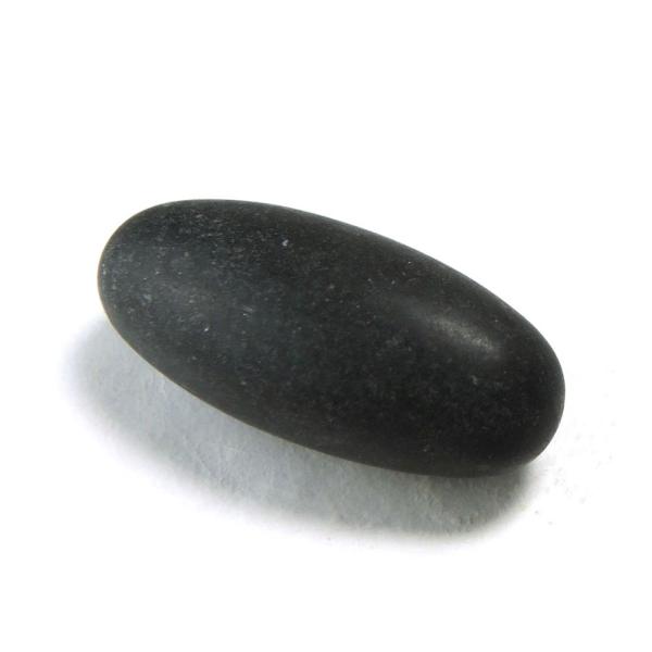 ◆重さ：15 g◆大きさ：36ｘ16 mm径◇産地：アメリカ.ユタ産※現品撮影です。写真の商品をお届けします。 シバリンガムは破壊と再生を司るシヴァ神を象徴するものであり、シヴァ派の寺院では最高神の御神体として崇拝されています。シバリンガム...