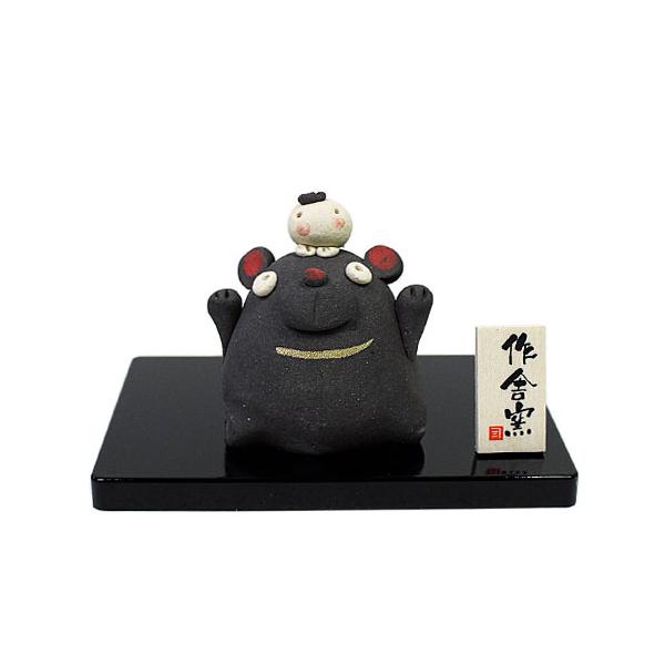 SIZE：本体 / 約5.5×H6cm　　　板 / 10.5×6.5cm素材：人形 / 素焼き内容：人形、黒台、立札