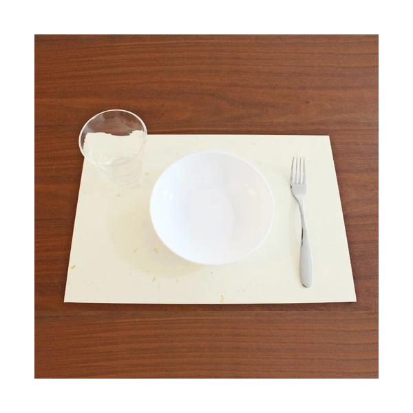 SIZE：約38×26cm内容：10枚入り素材：和紙質感：厚さ/ふつう、柔らかい、折り目は目立つ、透け感なし配送：宅配便になります大き目の金銀が漉き込まれている上品なテーブルマットです。真っ白ではなくやや生成り（クリーム）色です。和の雰囲気...