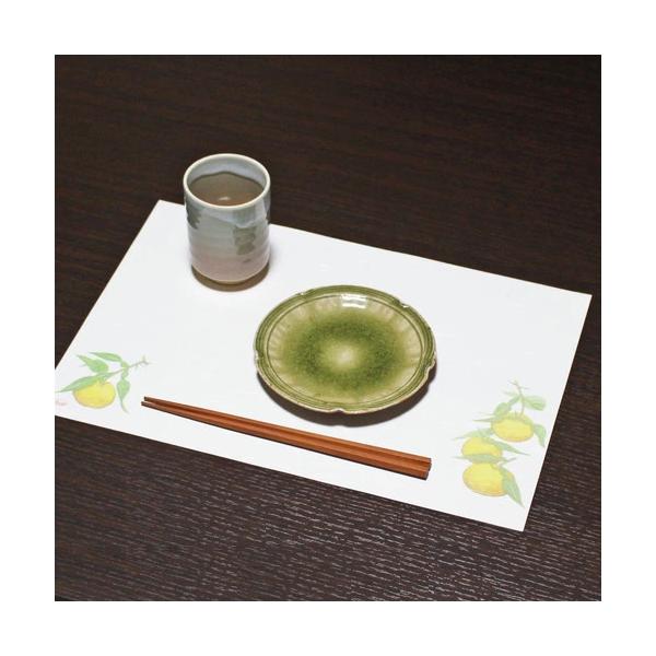 SIZE：約38×26cm内容：10枚入り素材：和紙質感：厚さ/ふつう、柔らかい、折り目は目立つ、透け感なし配送：宅配便になります上質な漉き込みの和紙にワンポイントの入ったランチョンマットです。シンプルなデザインで料理を引き立てつつ、食事に...