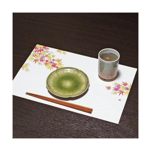 SIZE：約38×26cm内容：10枚入り素材：和紙質感：厚さ/ふつう、柔らかい、折り目は目立つ、透け感なし配送：宅配便になります上質な漉き込みの和紙にワンポイントの入ったランチョンマットです。シンプルなデザインで料理を引き立てつつ、食事に...