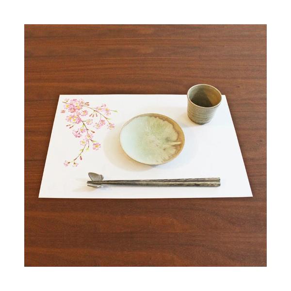 SIZE：約38×26cm内容：10枚入り素材：和紙質感：厚さ/ふつう、柔らかい、折り目は目立つ、透け感なし配送：宅配便になりますしだれ桜の絵が入っています。おめでたい席や季節の食事会などに、お料理を引き立てるテーブルマットです。上質な漉き...