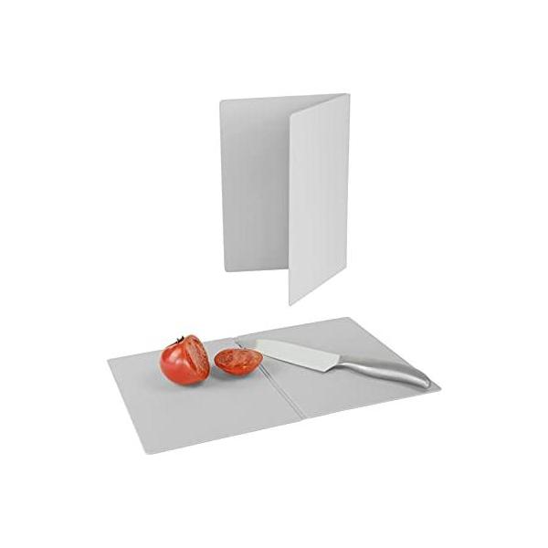 せる畳めるまな板 グレー●立てて乾かせる！畳めるまな板折りたためる仕様になっているので、洗ったあとには立てて乾かせます。乾きやすいので衛生的に使えます。抗菌仕様なので、雑菌の繁殖を防ぎ衛生的！安心して使えます。中心の折り目に沿って食材を鍋に...