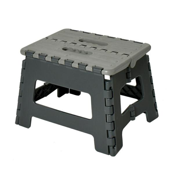 折りたたみ踏み台 22cm ダークグレー●コンパクトにたたんで収納できる踏み台です。●折りたたみ可能なので、持ち運びに便利●すべり止め付なので、安心●踏み台としてはもちろん、簡易的なイスとしても使用できます。《使用時》幅32×奥行25×高さ...