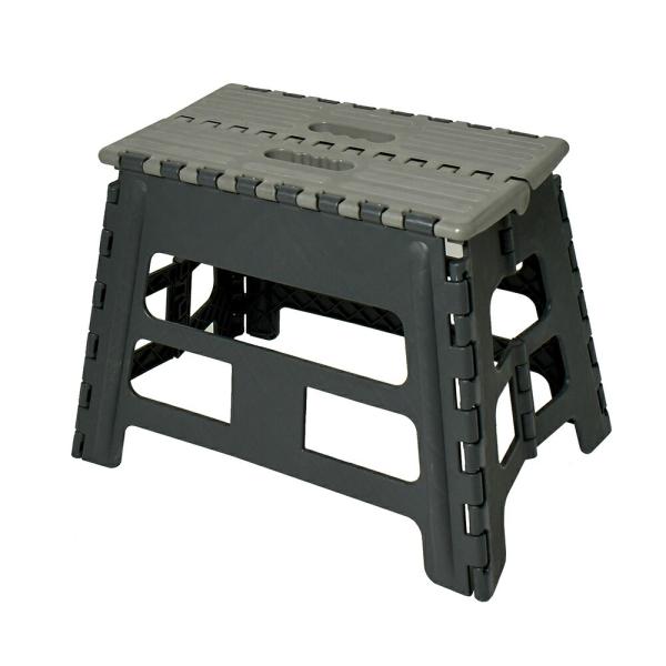 折りたたみ踏み台 32cm ワイド ダークグレー●コンパクトにたたんで収納できる踏み台です。●折りたたみ可能なので、持ち運びに便利●すべり止め付なので、安心●踏み台としてはもちろん、簡易的なイスとしても使用できます。《使用時》幅45.5×奥...