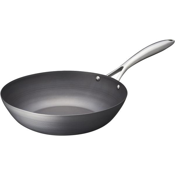 使い始める際の「焼き入れ」や、使用後の「油ひき」など、従来の鉄フライパンに必須だった面倒なお手入れは全く必要ありません。●お買い上げいただいたその日からすぐにお使いいただけます。●使えば使うほど表面に油がなじみ、こびりつきにくくなるので、使...