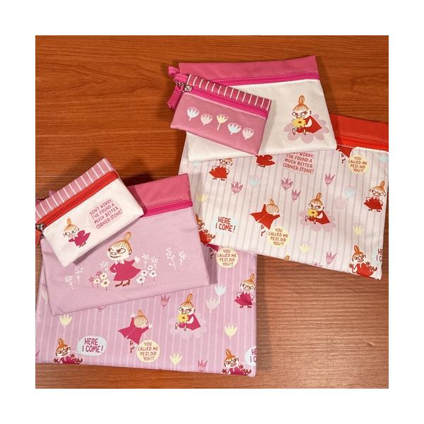 ムーミン/リトルミイフェアデザインの3連ポーチです。大中小の3サイズが1セット、とってもお得なポーチです。大きさの違うポーチは、使用用途に分けて色々使えて便利。カラフルなデザインがおしゃれ。フラワー:MOM-745/499420922248...