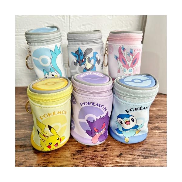 大人から子供まで、ゲームだけにとどまらない超人気ポケモンのグッズが登場ポケットモンスターデザインのミニ缶ポーチが登場です！リップなどのスティック状のものを立てて収納できるかわいいポーチ。開け口が大きく色々入れられます。カバンの中で散らかりや...