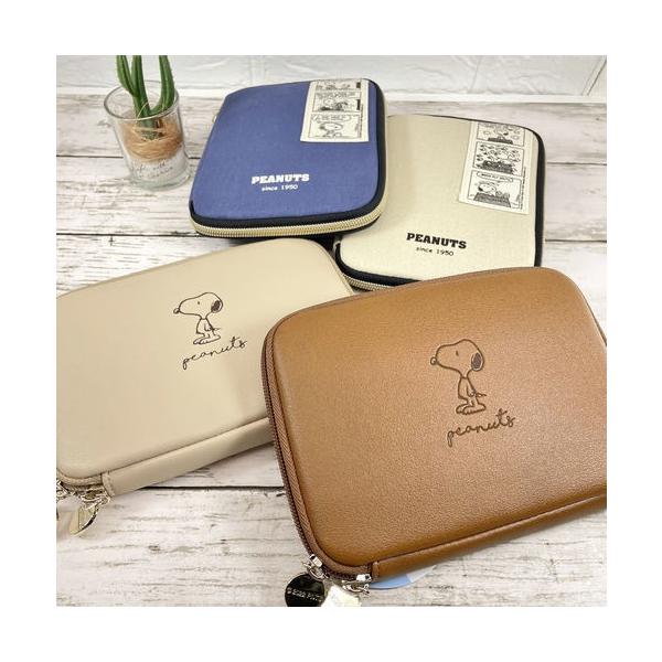 大人気スヌーピーでおなじみ、チャールズ・モンロー・シュルツが1950年から書き始めた漫画『ピーナッツ』のグッズです。ピーナッツデザインのミニマルチケースが登場です！小型で携帯性が抜群のフラットポーチです。内側にメッシュポケットも付いてイヤホ...