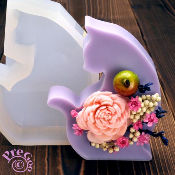 ◆完成サイズ： 9.2×7.1×高2cm 型いっぱいのワックス容量 約62g◆製品サイズ： 10.0×8.0×高2.3cm置くタイプのワックスサシェ型です。自立して立たせることができますのでドライパーツ等をデコレーションして玄関や棚やテーブ...