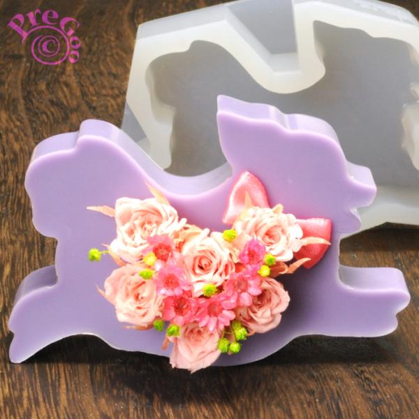 ◆完成サイズ： 9.5×7.2×高2cm 型いっぱいまでのワックス容量 約63g◆製品サイズ： 10.5×8.3×高2.3cm置くタイプのワックスサシェ型です。自立して立たせることができますのでドライパーツ等をデコレーションして玄関や棚やテ...